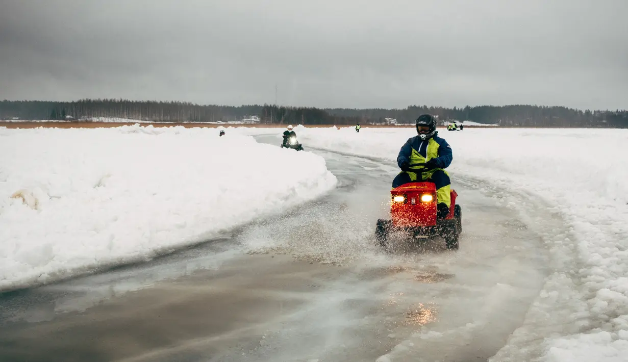 Peserta berkompetisi dalam kejuaran balap mesin potong rumput tahunan di Lavia, Finlandia, 9 Februari 2019. Di Finlandia, rumput tertutup salju berbulan-bulan dalam setahun, apa yang dapat dilakukan dengan mesin pemotong rumput? (Alessandro RAMPAZZO/AFP)