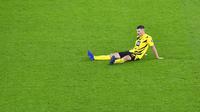 Pemain Borussia Dortmund, Thomas Meunier, terduduk lesu di lapangan usai ditaklukkan Bayern Munchen pada laga Bundesliga di Stadion Signal Iduna Park, Sabtu (7/11/2020). Bayern menang dengan skor 3-2. (AP Photo/Martin Meissner, Pool)