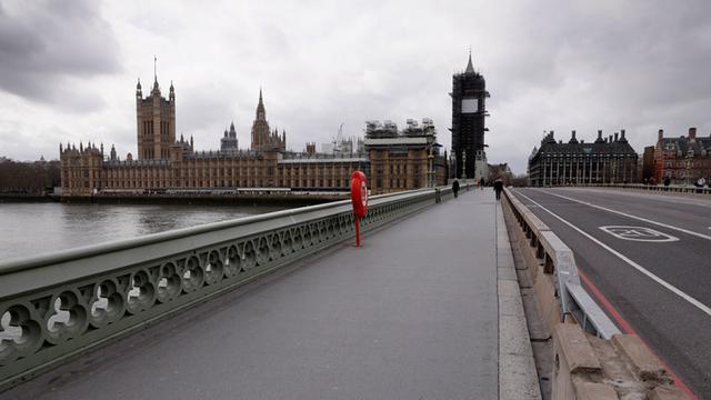 <span>Pemandangan Jembatan Westminster dan Gedung Parlemen di London, Inggris (18/3/2020). PM Inggris Boris Johnson mengatakan seluruh sekolah akan ditutup mulai Jumat (20/3) setelah otoritas kesehatan mengonfirmasi total 2.626 kasus infeksi COVID-19 dan 104 kematian. (Xinhua/Tim Ireland)</span>
