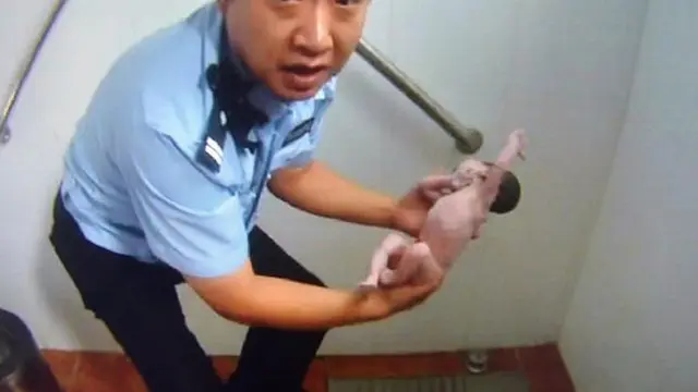 Momen Dramatis Polisi China Selamatkan Bayi di Toilet Terpopuler