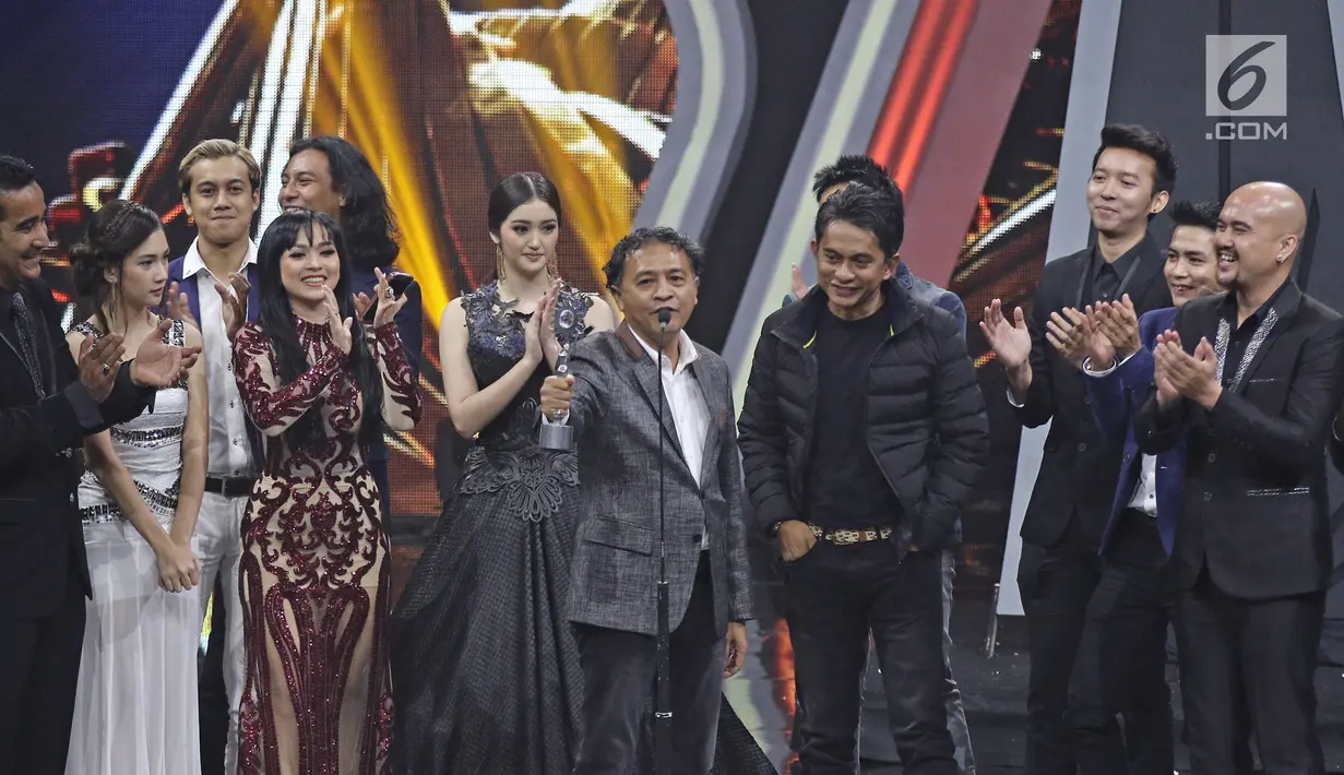 Para pemain, sutradara dan kru sinetron Anak Langit menyampaikan kata sambutan saat meraih penghargaan SCTV Awards 2017 di Studio 6 Emtek City, Jakarta, Rabu (29/11). Anak Langit meraih predikat Sinetron Paling Ngetop. (Liputan6.com/Herman Zakharia)