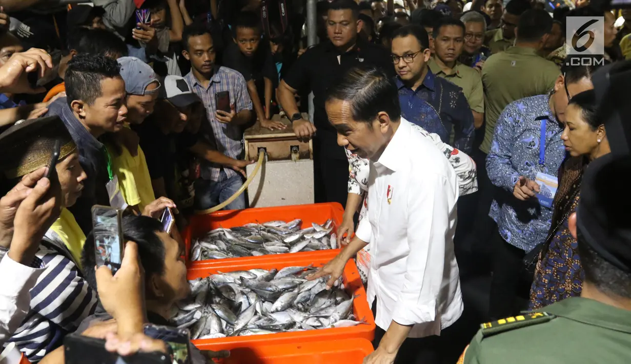 Presiden Joko Widodo berbelanja usai meresmikan Pasar Ikan Modern Muara Baru di Jakarta, Rabu (13/3). PIM Muara Baru yang menelan anggaran Rp150,68 miliar mengusung konsep pasar ikan yang higienis dan modern. (Liputan6.com/Angga Yuniar)