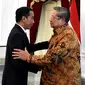 Presiden Joko Widodo bersalaman dengan Presiden RI ke-6 Susilo Bambang Yudhoyono di Istana Merdeka, Jakarta, Jumat (27/10). Pertemuan antara Jokowi dan Ketum Partai Demokrat itu berlangsung pada pukul 14.09 WIB. (Laily Rachev / Biro Pers Setpres)