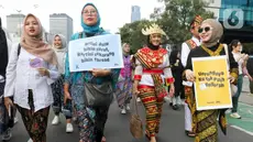 Puluhan perempuan memakai pakaian adat nusantara saat Hari Bebas Kendaraan Bermotor (HBKB) atau Car Free Day (CFD) di kawasan Bundaran Hotel Indonesia, Jakarta, Minggu (20/4/2025). (Liputan6.com/Herman Zakharia)