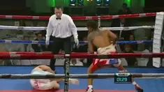 Aksi konyol Marcos Gabriel Martinez yang pura pura terjatuh saat melawan Braulioi Rodriguez pada laga perebutan gelar WBC kelas bulu super di Montevideo, Uruguay, Selasa (11/8/2015).