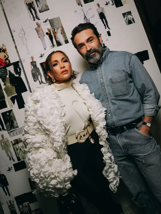Istri Ben Affleckk itu tampil dengan gaya slay mengenakan busana monokrom. [@jlo]