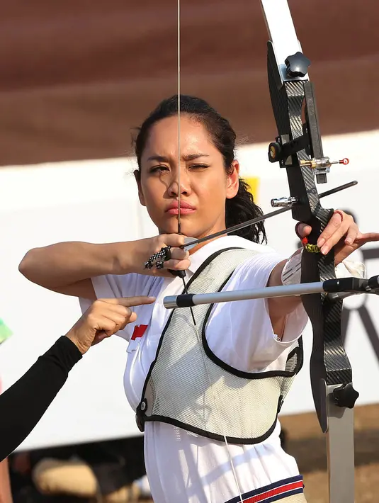 Atlet panahan Indonesia Nurfitriyana diperankan oleh istri dari Ashraf Sinclair, Bunga Citra Lestari. Suasana panas terik di lokasi syuting tidak membuat BCL takut. (Galih W. Satria/Bintang.com)