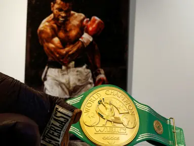 Sarung tinju dan sabuk juara WBC Muhammad Ali yang akan dilelang di Heritage Auctions, Manhattan, New York, AS, (19/8). Sabuk juara WBC direbut Muhammad Ali dari George Foreman di laga bertajuk "Rumble in The Jungle", pada 1974. (REUTERS/Eduardo Munoz)