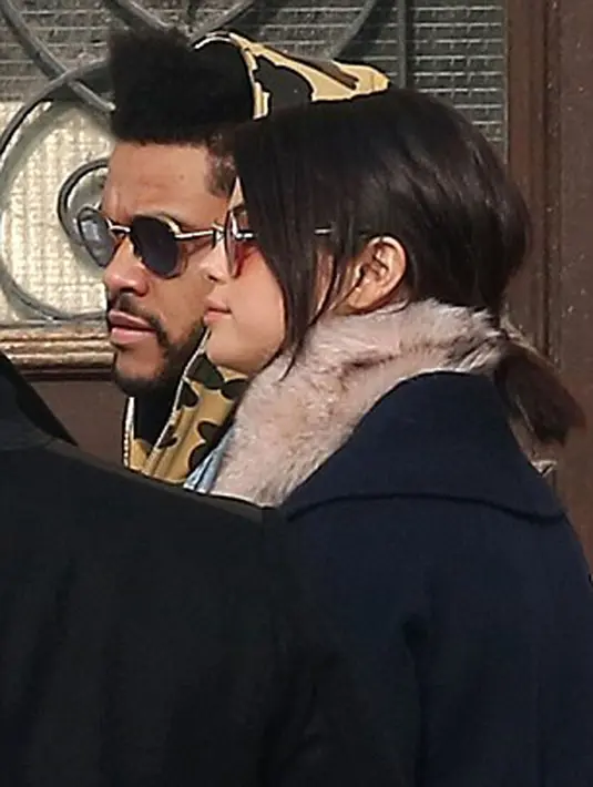 Saat itu Selena mengenakan mantel panjang berwarna biru dengan scarf bulu-bulunya, sedangkan The Weeknd memakai hoodie bermotif loreng yang dipadukan dengan jaket denim di bagian luarnya. (doc.dailymail.com)