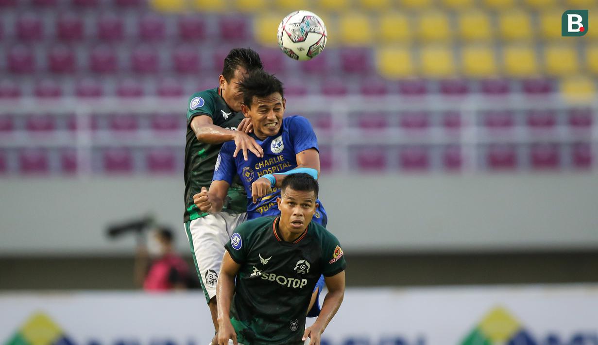 Pemain PSIS Semarang, Hari Nur Yulianto (tengah) berebut bola dengan pemain Persikabo 1973, Manahati Lestusen (depan) dan Gilang Ginarsa dalam laga pekan ke-12 BRI Liga 1 2021/2022 di Stadion Manahan, Solo, Kamis (18/11/2021). (Bola.com/Bagaskara Lazuardi)