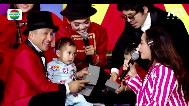 Gemasnya Cipung Bawakan Kado Anting Berlian untuk Ameena Hanna Nur Atta yang Berulang Tahun. (vidio/indosiar)