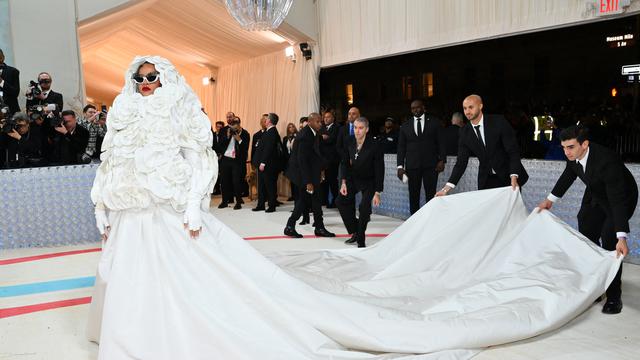 Rihanna Datang Telat ke Met Gala 2023, Dibungkus Gaun Serba Putih hingga Diduga Sudah Menikah