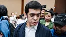 Sebelumnya, Muhammad Kerry Adrianto Riza didakwa melakukan pengaturan agar PT Jenggala Maritim Nusantara (JMN), perusahaan miliknya, memenangkan pengadaan sewa kapal dalam kerja sama dengan Pertamina. Jaksa Penuntut Umum (JPU) menuntut Muhammad Kerry Adrianto Riza dengan pidana penjara 18 tahun dan denda sebesar Rp 1 miliar serta uang pengganti sebesar Rp 13,4 triliun. Tampak dalam foto, mantan Wakil Direktur Optimalisasi Produk di PT Kilang Pertamina Internasional, Muhammad Kerry Adrianto Riza (kanan), yang juga putra pengusaha Riza Chalid, sesaat sebelum mengikuti sidang pembacaan vonis di Pengadilan Tindak Pidana Korupsi, Jakarta, Kamis 26 Februari 2026. (BAY ISMOYO/AFP)