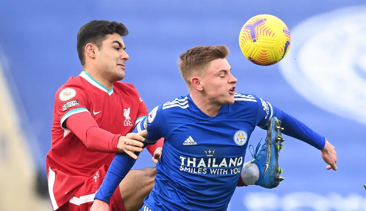 Pemain anyar Liverpool, Ozan Kabak melakukan debut yang sangat baik terbukti beberapa kali meredam laju Harvey Barnes. (Foto: AFP/Pool/Michael Regan)