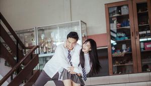 Sementara itu, Erwin Phang tampil dengan gaya maskulin dalam kemeja putih yang sedikit digulung pada bagian lengan, dasi bermotif garis, serta celana panjang abu-abu yang rapi.  [@flawlesspic].