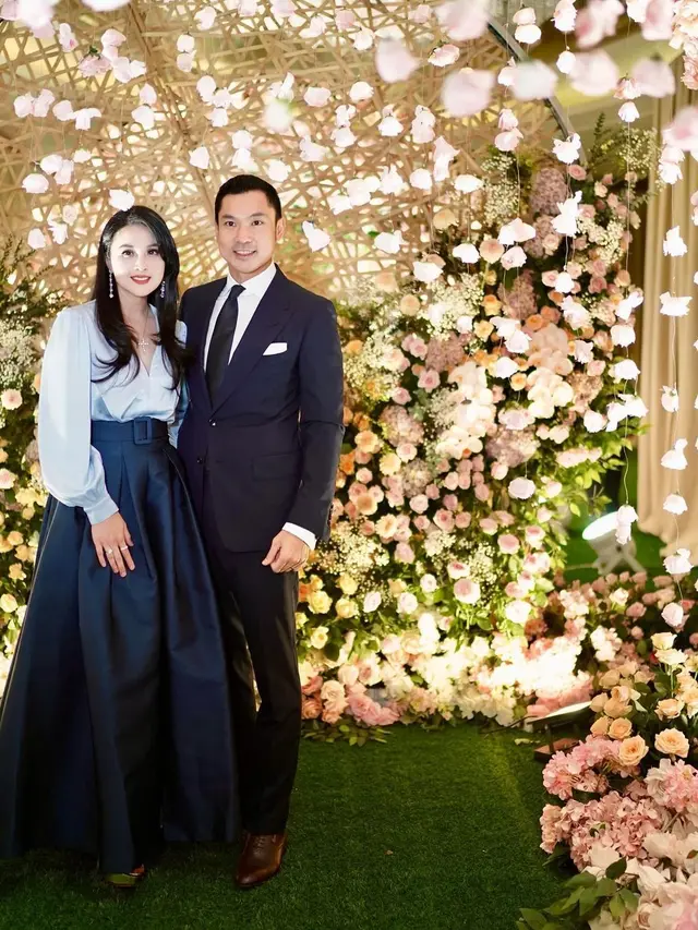 5 Ide Baju Couple untuk Kondangan ala Selebriti