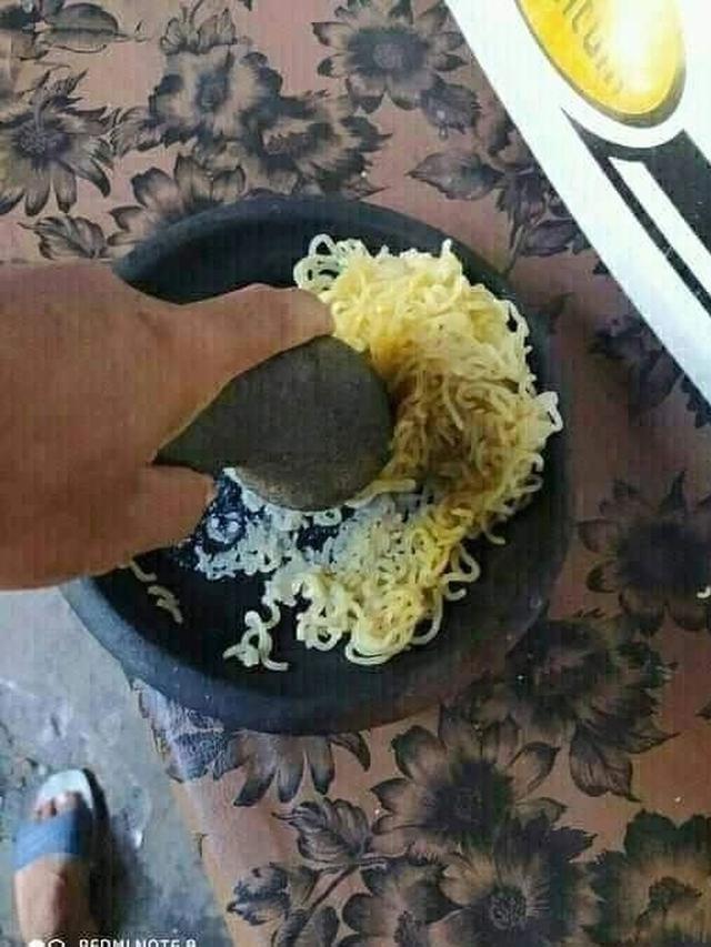 9 Potret Makanan Digeprek Ini Kelewat Absurd, Enggak Habis Pikir