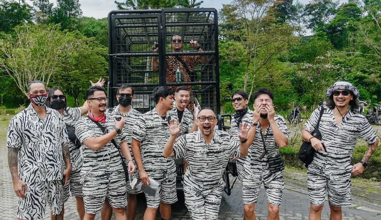 Tentu ini bukan kali pertama bagi mereka berpenampilan unik yang mengundang gelak tawa publik.