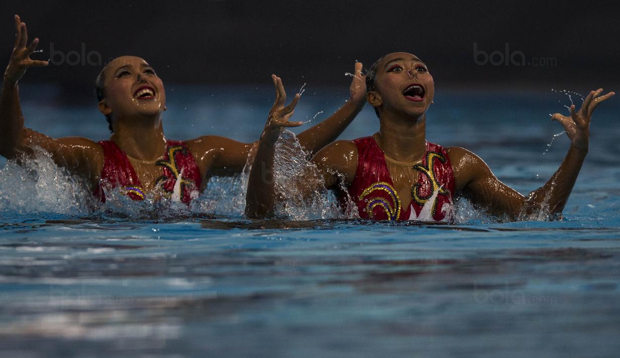 Pasangan Anisa Feritrianti dan Claudia Megawati, saat tampil pada cabang renang indah di Aquatic Center, Kuala Lumpur, Kamis (18/8/2017). Pasangan ini berhasil meraih medali perunggu. (Bola.com/Vitalis Yogi Trisna)