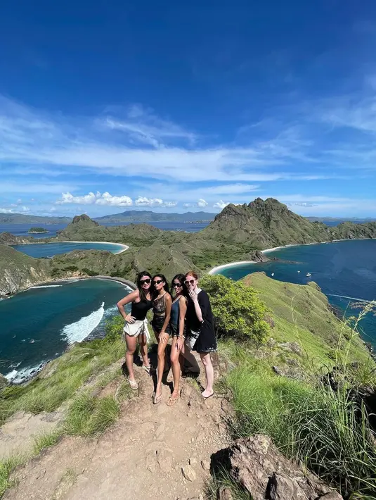 Momen reuni itu pun diwujudkan dalam liburan yang berkesan. Ketimbang menikmati musim dingin di Eropa, mereka memilih Flores dengan pesona alamnya. [Instagram @nikizefanya]