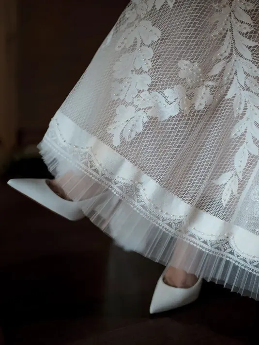 <p>Untuk sepatu, ia mengenakan stiletto heels dari brand louboutinworld @hiantjen</p>