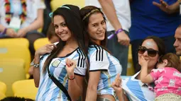 Pose suporter Argentina saat menonton laga final piala dunia melawan Jerman, Senin (14/7/14). (AFP PHOTO/JUAN MABROMATA)