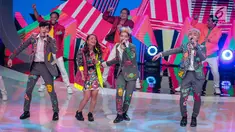 Pedangdut Siti Badriah berkolaborasi dengan boyband Korea, GTI saat tampil dalam acara Indonesian Dangdut Awards 2018 di Studio 5 Indosiar, Jakarta, Jumat (12/10). Mereka membawakan lagu Lagi Syantik. (Liputan6.com/Faizal Fanani)
