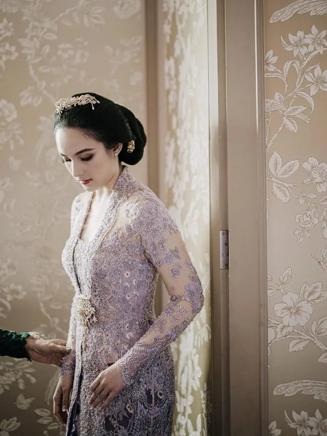 8 Potret Cantiknya Chelsea Islan Berbalut Kebaya Lilac di Acara Siraman