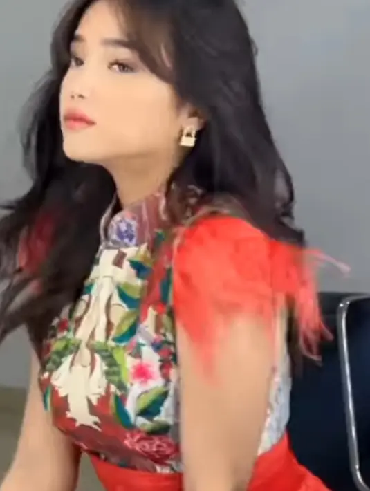 Anting-anting emas pun melengkapi penampilannya. Dengan rambut panjangnya yang terurai.  [@fuji_an]