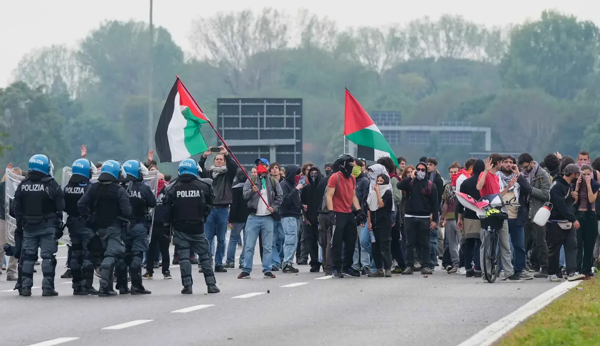 Serikat pekerja Italia menyerukan aksi protes besar-besaran setelah armada Global Sumud Flotilla, yang berusaha menembus blokade laut Israel guna mengirimkan bantuan ke Gaza, dicegat oleh Angkatan Laut Israel pada Rabu (1/10/2025) malam. (AP Photo/Luca Bruno)