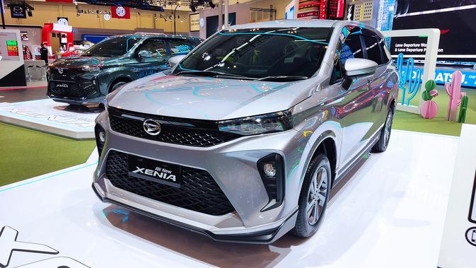 

<p>New Daihatsu Xenia dihadirkan ke publik jelang Gaikindo Indonesia International Auto Show (GIIAS) 2021. Model yang dipamerkan adalah Xenia 1.3 dan Xenia 1.5.  (Otosia.com/Arendra Pranayaditya)</p>
<p>“></p>
<p>Pilihan pertama adalah Daihatsu Xenia atau Toyota Avanza.  Kedua LMPV ini menawarkan kapasitas praktis 7 penumpang.  Penggunaan platform Daihatsu New Global Architecture (DNGA) juga membuat Xenia dan Avanza semakin nyaman di jalan.</p>
<p>Dengan sumber daya sekitar R$ 240 juta, tersedia pilihan Xenia 1.3 bertransmisi CVT atau Avanza E 1.3 bertransmisi manual.  Keduanya memiliki daftar fitur mumpuni seperti kipas AC ganda, lampu LED depan dan belakang untuk head unit multifungsi.</p>
</div>
<p><!-- pagebreak --></p>
<div id=