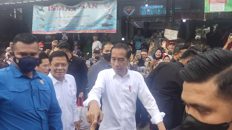 Presiden Jokowi  blusukan ke Pasar Tugu, Kota Depok. Jokowi di sana menyapa sejumlah warga dan mengecek harga kebutuhan pokok. (Liputan6.com/Dicky Prihantono)