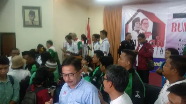 Belasan driver ojek online menyatakan diri bergabung dengan Relawan Rumah Indonesia, mendukung Prabowo-Sandiaga. (Liputan6.com/Putu Merta)