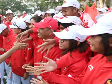 Presiden Joko Widodo bersalaman dengan atlet saat melepas Kontingen Indonesia ke Asian Games 2018 Jakarta dan Palembang di Halaman Tengah Istana Merdeka, Jakarta, Rabu (8/8). Sebanyak 904 atlet dan official dilepas Presiden. (Liputan6.Com/HO/Ricardo Edo)