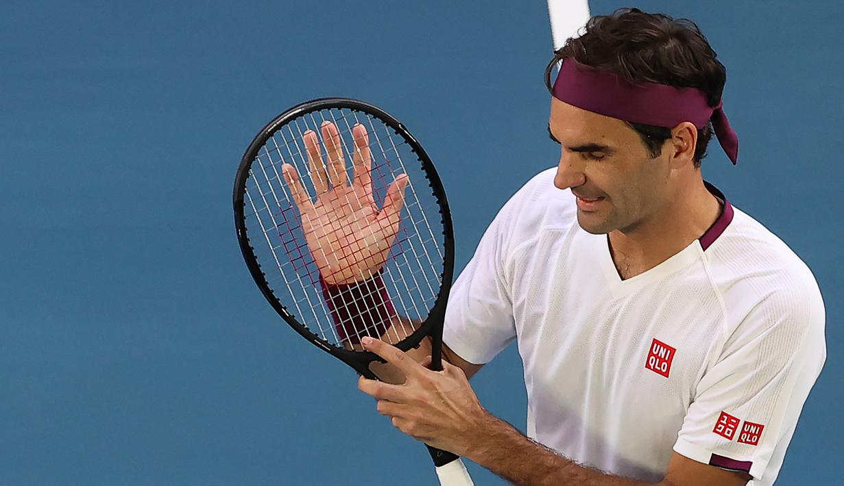 Petenis Swiss, Roger Federer, merayakan kemenangan atas petenis AS, Tennys Sandgren, pada perempat final Australia Open 2020 di Melbourne, Selasa (28/1). Federer menang 6-3, 2-6, 2-6, 7-6 (10-8), 6-3 atas Sandgren. (AFP/David Gray)