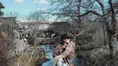 Pilihan ini semakin menegaskan gaya kasual modern yang sedang digemari banyak fashion enthusiast. Sneakers putih chunky yang ia kenakan menambah kesan youthful dan memberikan kenyamanan maksimal untuk berjalan-jalan di Jepang. [@fuji_an].