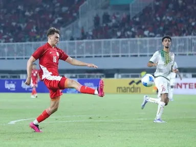Mauro Zijlstra mencoba menggapai bola saat pertandingan Timnas Indonesia U-22 melawan Mali U-22&nbsp;yang dilangsungkan di Stadion Pakansari, Bogor, Jawa Barat, Sabtu (15/11/2025). (Bola.com/M Iqbal Ichsan)
&nbsp;
