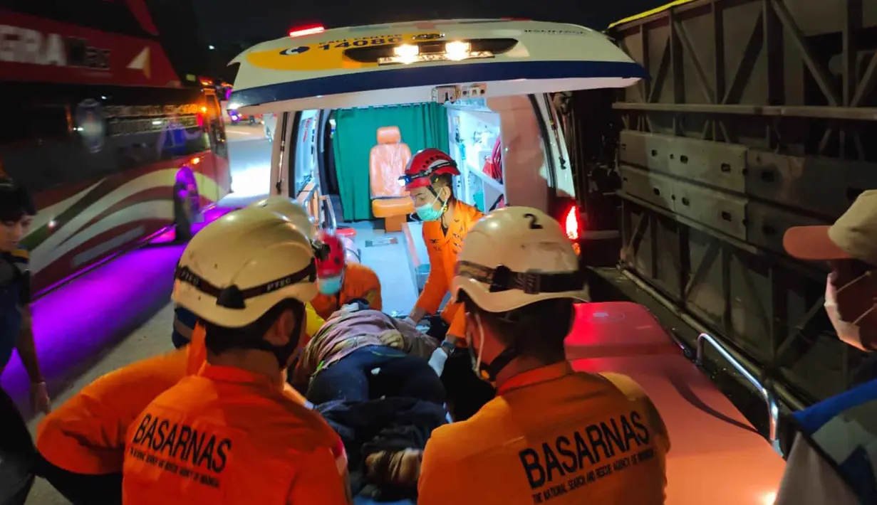 Seluruh korban telah dilarikan ke beberapa rumah sakit di Semarang untuk proses identifikasi dan perawatan. Tampak dalam foto, personel dari Badan Nasional Pencarian dan Pertolongan (Basarnas) Semarang melakukan evakuasi korban kecelakaan bus di Exit Tol Krapyak Kota Semarang, Jawa Tengah, Senin (22/12/2025) dini hari. (Foto: Basarnas Semarang)