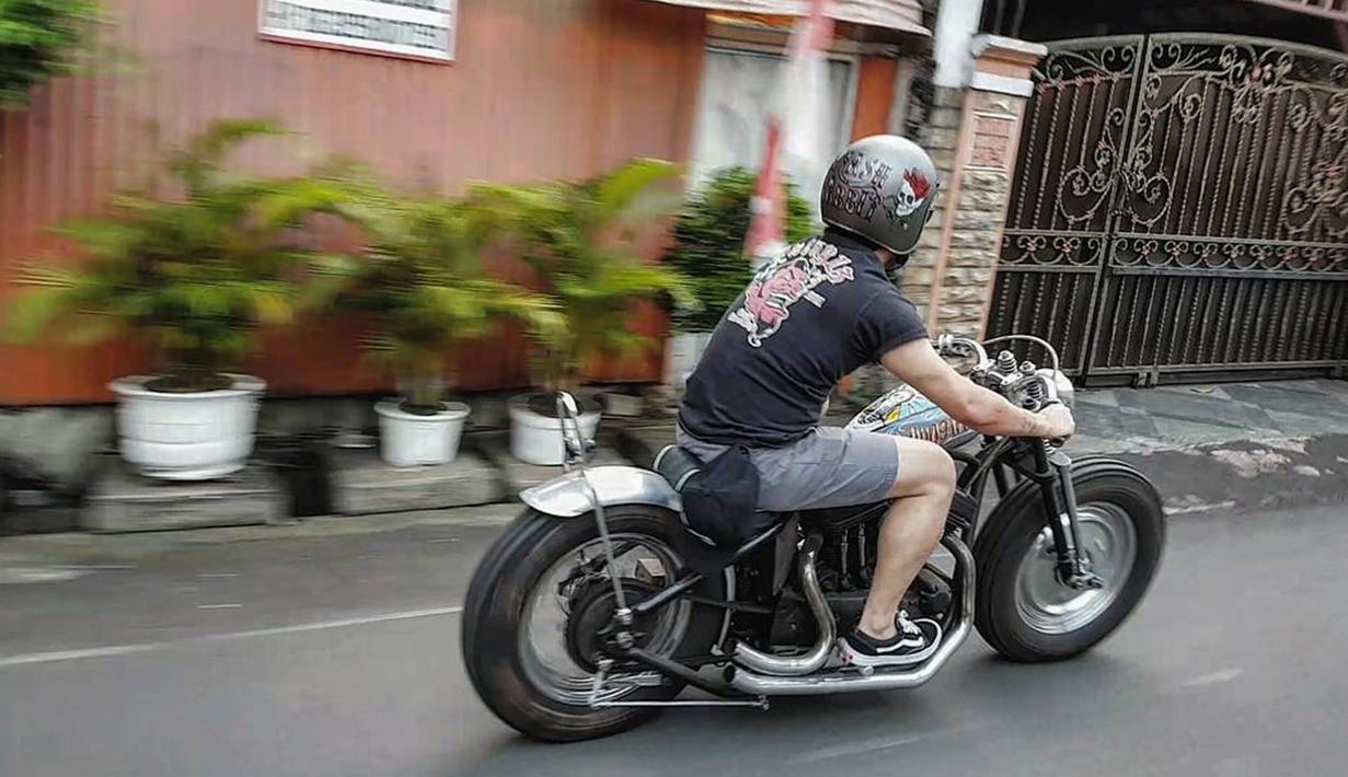 Tak hanya touring, Derby juga suka menggunakan moge untuk aktivitas sehari-hari ketimbang mengendarai mobil. Saking jatuh cintanya Derby dengan moge, Derby punya bengkel khusus untuk moge-nya. (Liputan6.com/IG/@derbyromero)