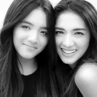 Tumbuh menjadi remaja yang menawan, kecantikan dara 15 tahun ini sudah mulai menyaingi sang mama lho. @lovelyrum.