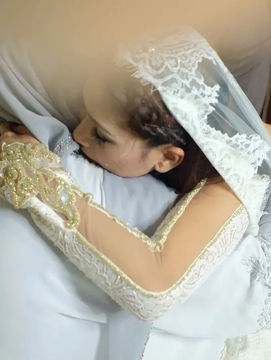 Tahun 2017 silam, penyanyi Tata Janeeta membuat heboh lantaran baru saja di cerai melalui telpon. Tata yang saat itu mengaku dinikahi secara siri oleh Mehdi kini resmi menikah kembali. (Instagram/tatajaneetaofficial)