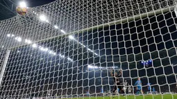 Gawang Napoli berhasil dibobol oleh pemain belakang Juventus, Leonardo Bonucci saat pertandingan liga Italia Seri A di Stadion Juventus, Turin, Italia (29/10). Juventus berhasil menang tipis dengan skor 2-1 atas Napoli. (AFP/Giuseppe Cacace)