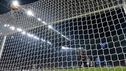Gawang Napoli berhasil dibobol oleh pemain belakang Juventus, Leonardo Bonucci saat pertandingan liga Italia Seri A di Stadion Juventus, Turin, Italia (29/10). Juventus berhasil menang tipis dengan skor 2-1 atas Napoli. (AFP/Giuseppe Cacace)