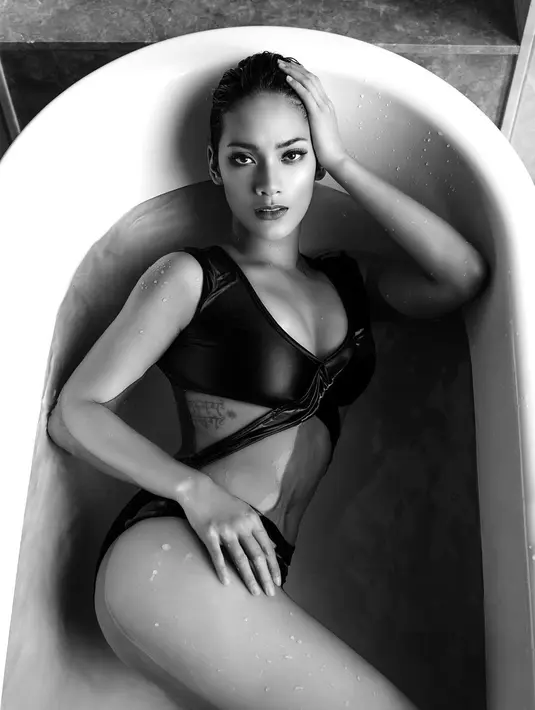 Tara Basro tampil seksi saat ia menjalani sebuah pemotretan majalah. Ia tampak berpose di bathtub. (Foto: instagram.com/tarabasro)