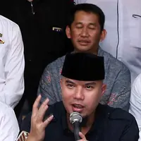 "Itu ukiran istimewa, sudah susah cari yang segede-gede gitu. Kalau ini (tulisan dekat pintu) pepatah Cina. Kalau itu (tertempel di dinding) nama yayasan biasanya," jelas Dhani. (Nurwahyunan/Bintang.com)