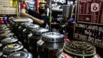 Aktivitas pekerja di salah satu gerai kopi di kawasan Jakarta, Rabu (24/3/2021). Tahun ini pemerintah menargetkan produksi kopi nasional sebesar 834.750 ton, naik dari tahun lalu sebanyak 769,7 ribu ton. (Liputan6.com/Johan Tallo)