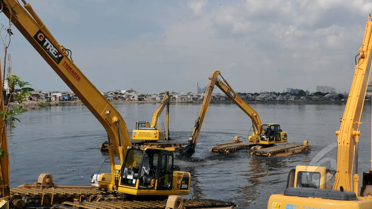 Pengerukan Waduk Pluit Masih Terus Berjalan