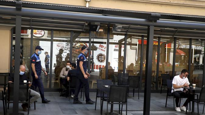 Aparatur kota memeriksa kafetaria di Istanbul, Turki (19/8/2020). Peningkatan substansial jumlah kasus baru harian COVID-19 di Turki, mendorong pihak berwenang mempertimbangkan penerapan langkah pencegahan dan pembatasan baru guna mengendalikan penyebaran pandemi lebih lanjut. (Xinhua/Osman Orsal)