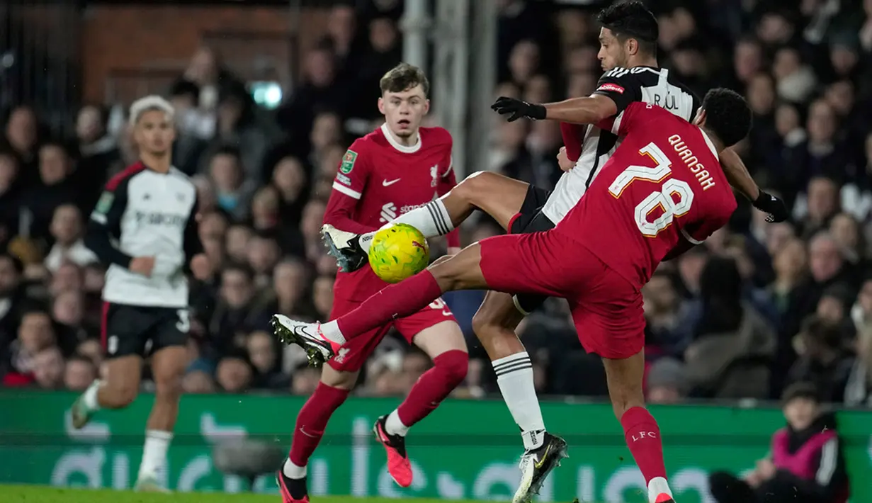 Liverpool hanya mampu bermain imbang 1-1 saat bertanding di markas Fulham pada laga leg kedua semifinal Carabao Cup 2023/2024. (AP Photo/Kin Cheung)