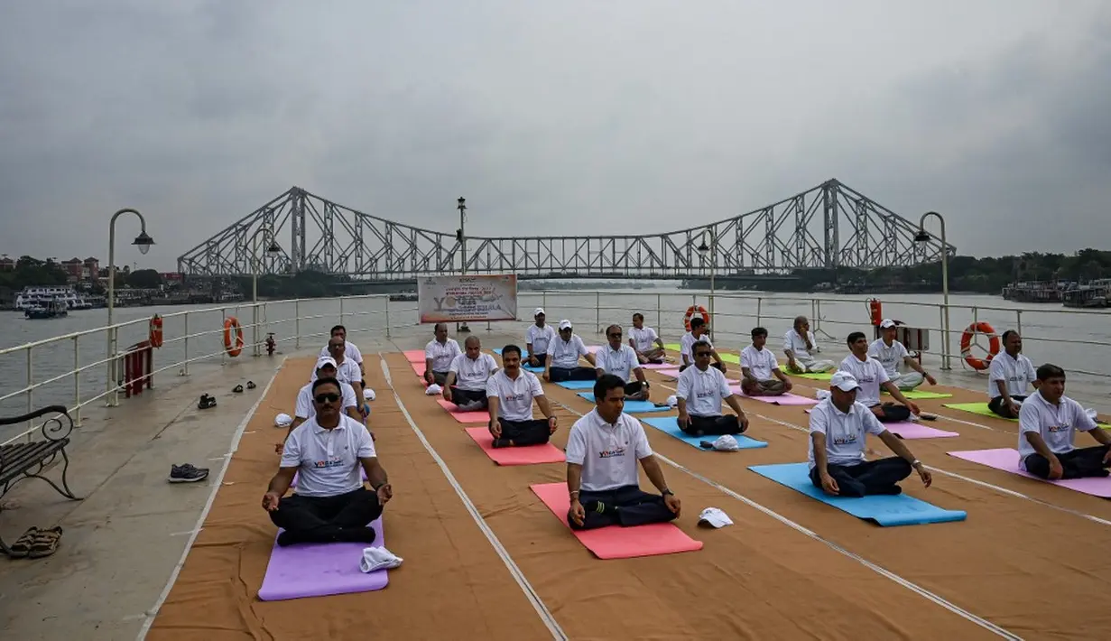 <p>Olahraga ini pertama kalinya diperkenalkan dari sebuah buku berjudul Yoga Sutras karya Maharsi Patanjali, seorang tokoh legendaris asal India yang hidup sekitar 200-500 SM. (DIBYANGSHU SARKAR/AFP)</p>